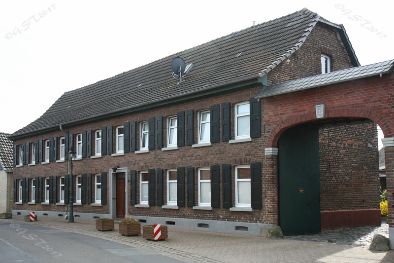 mit Toreinfahrt