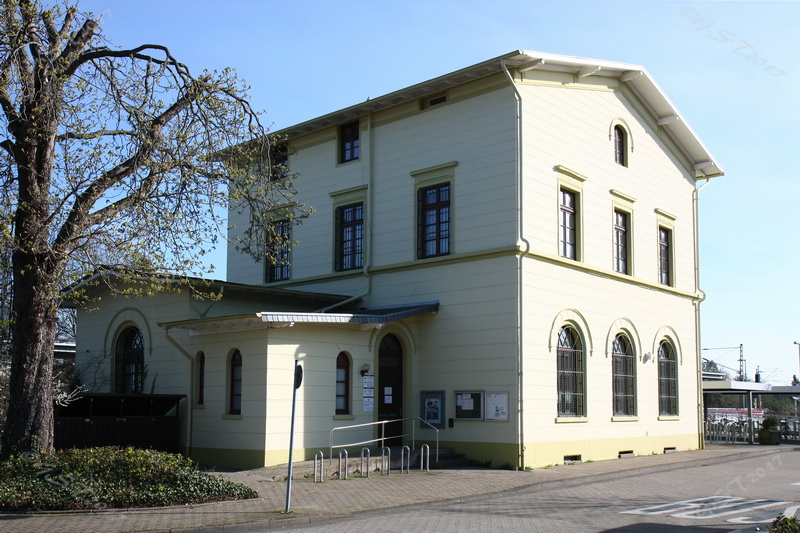 Ansicht von links mit Anbau
