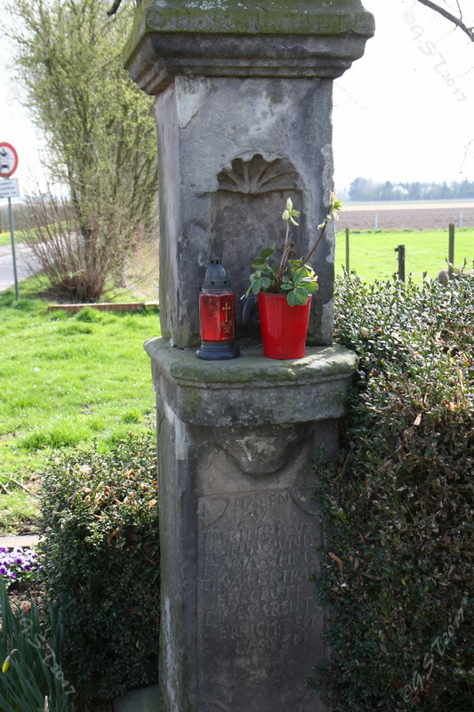 Muschelnische und Inschrift